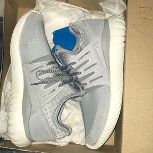 These shoes didn’t fit me, looking to sell!